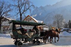 Abfahrt des Pferdeschlittens am Dekan-Karl-Platz in Mittenwald